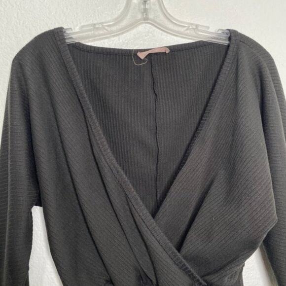 Mezzanine Womens Top Size M Black Long Sleeve V-Neck Unlined Semi Cropped - Picture 9 of 13